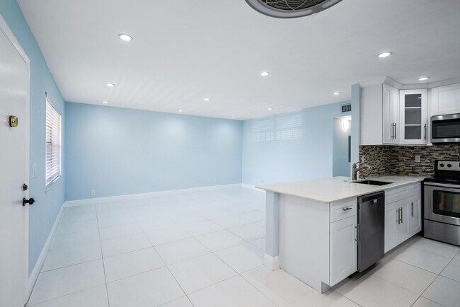 Building Photo - 507 Capri K