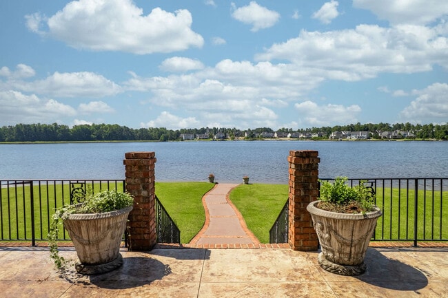 Building Photo - 488 Lakeside Ln