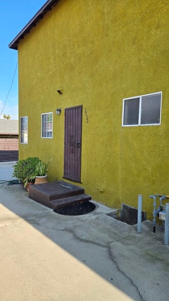 Building Photo - 3552 Locke Ave