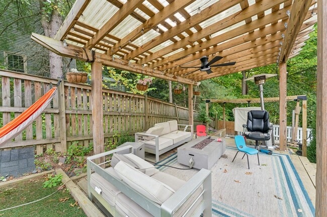 Building Photo - Charming 4 bedroom 3 bathroomSingle-Family Home for Rent! Discover your dream home with this stun...