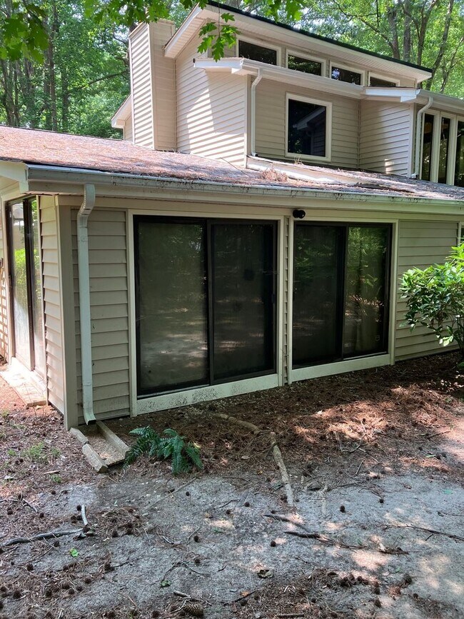 Building Photo - 4852 Rosewell Dr