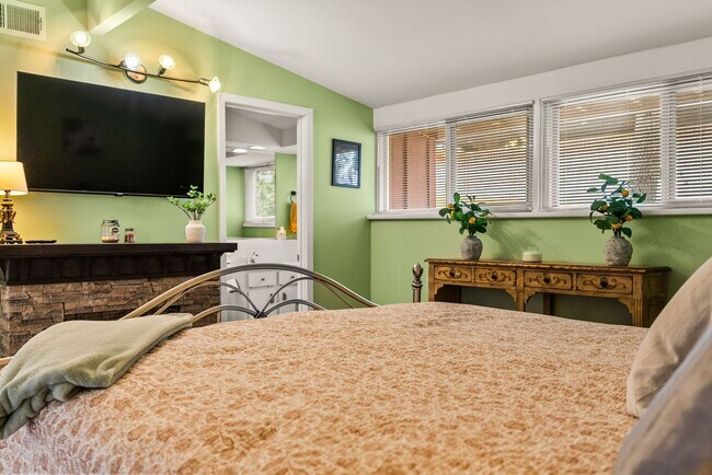 Building Photo - Furnished 3 Bedroom Lakewood Home with Lake View