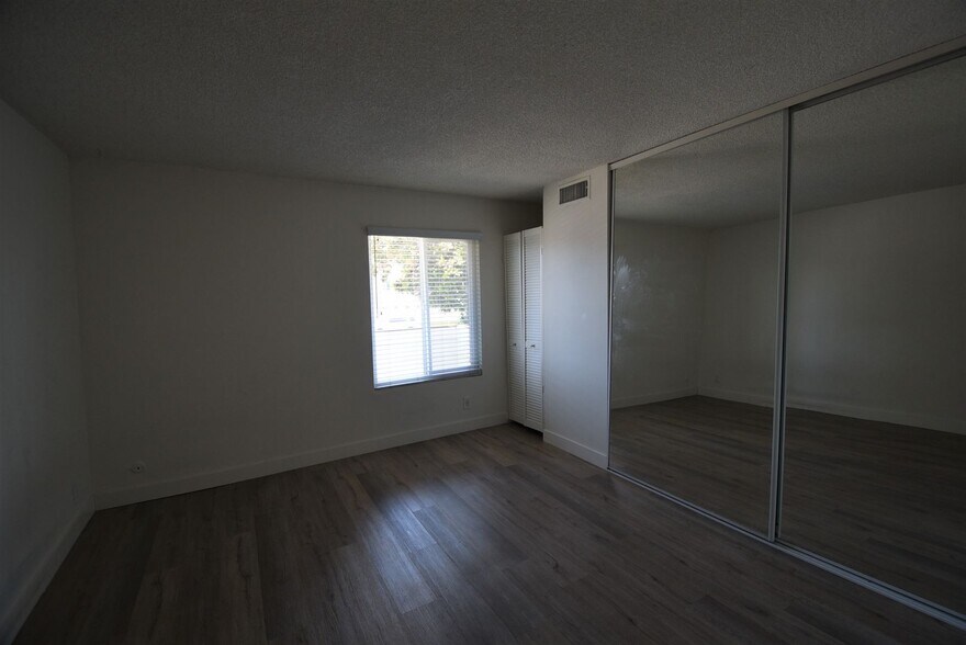 Building Photo - 15049 Burbank Blvd