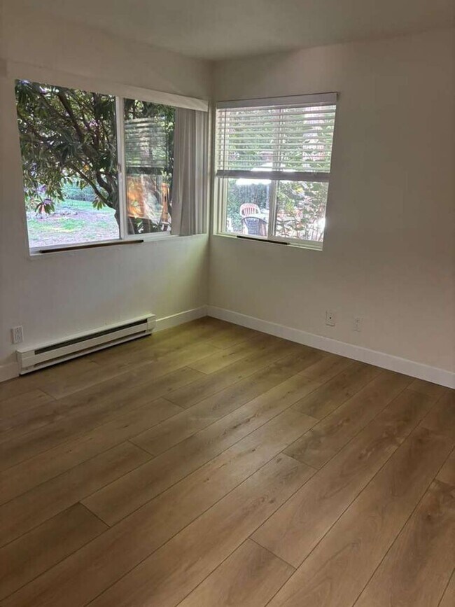 Building Photo - Beautiful remodeled ground floor 2 bedroom 1.5 bath