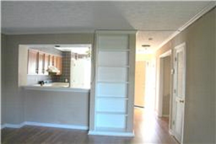 Building Photo - 472 Claircrest Dr