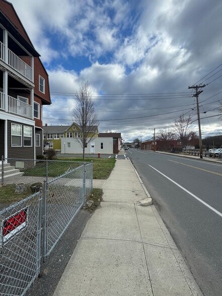 Building Photo - 664 Chicopee St
