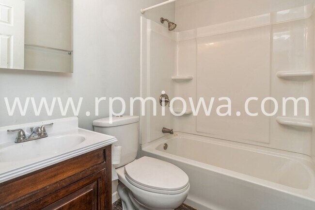 Building Photo - UPTOWN ANKENY!! 3 Bedroom, 2 Bath Home in Ankeny