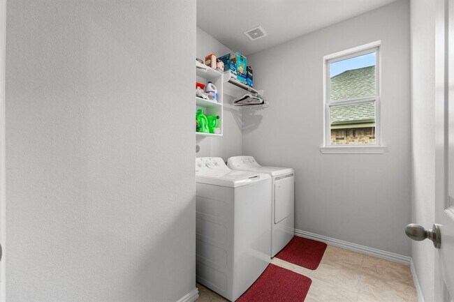 Building Photo - 819 Spruce Pine Dr