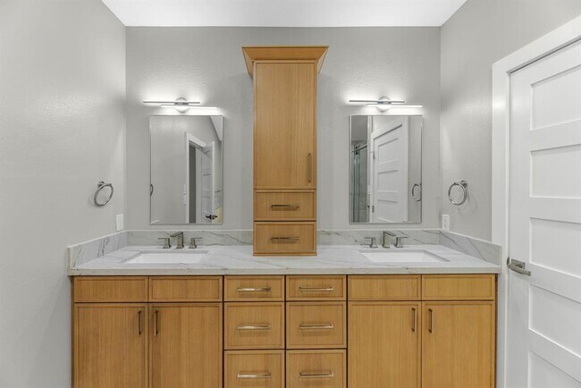 Building Photo - 8219 Wateka Cir