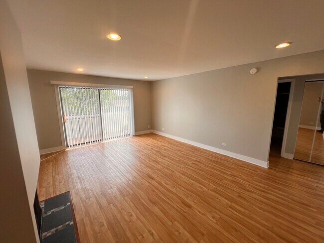 Building Photo - 2000 Bayside Dr