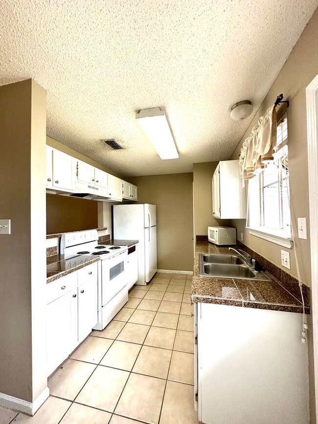 Building Photo - 2 BR 2.5 BA Pleasant Ridge Townhomes