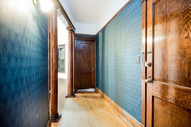 Foyer - 2419 W Wilson Ave