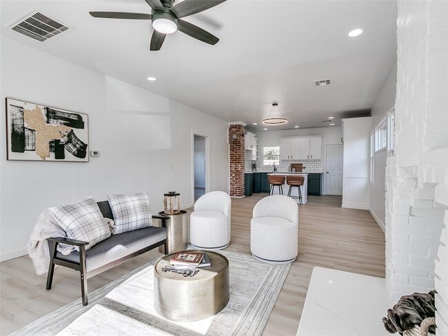 Building Photo - 1215 NW 8th St