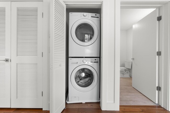 Building Photo - 245 E Main St