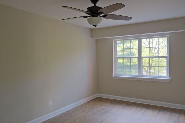 Building Photo - Beautiful corner unit in a secure, all-brick, pet-friendly building