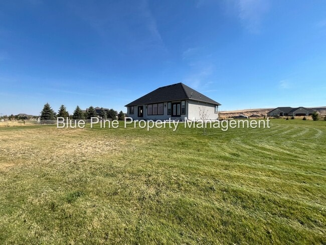 Building Photo - 8426 S Black Hawk Dr