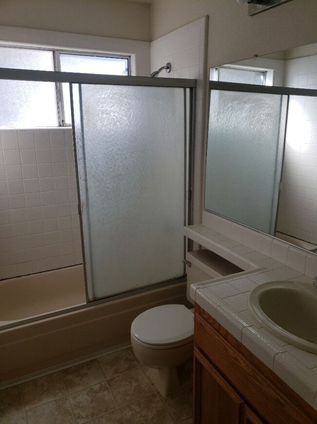 Building Photo - Adorable Spacious 3 Bdrm 3 Bath Home