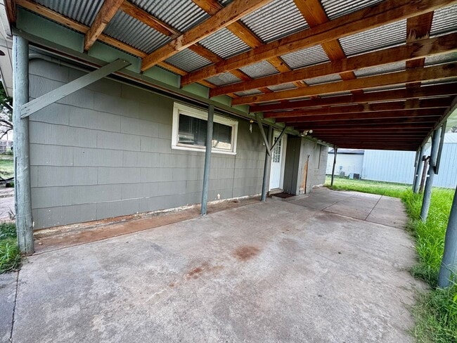 Building Photo - Located in the heart of Buffalo, OK!