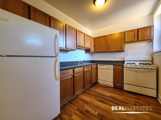 Building Photo - 2 bedroom in CHICAGO IL 60657