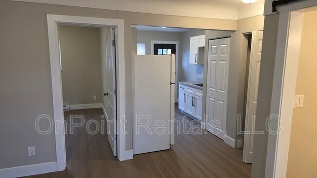 Building Photo - 5915 N Wayne Rd