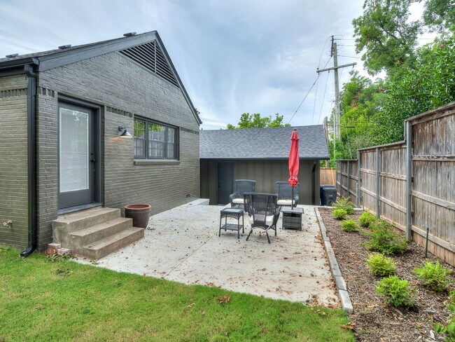 Building Photo - Luxury Living in the Heart of Tulsa
