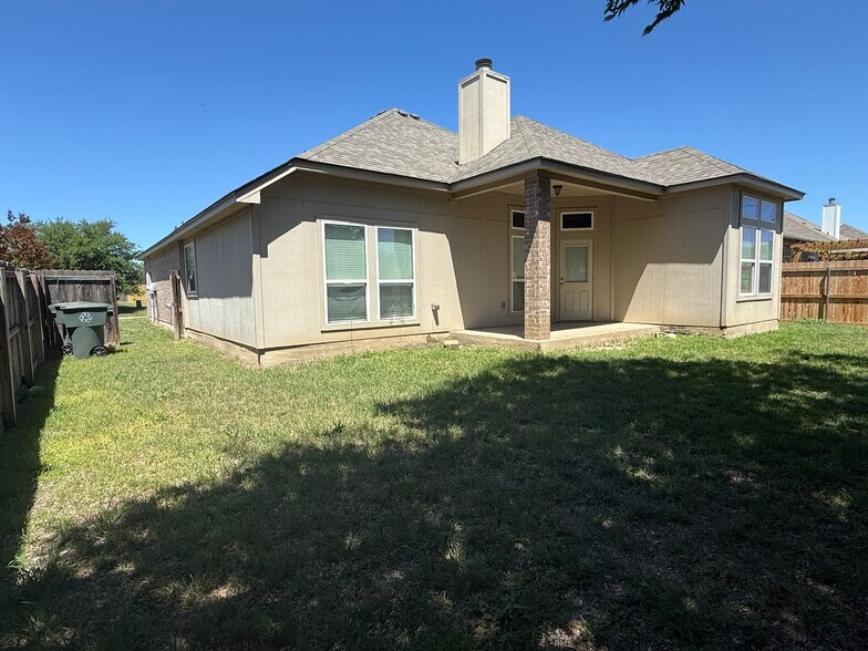Building Photo - 1123 Neuberry Cliffe