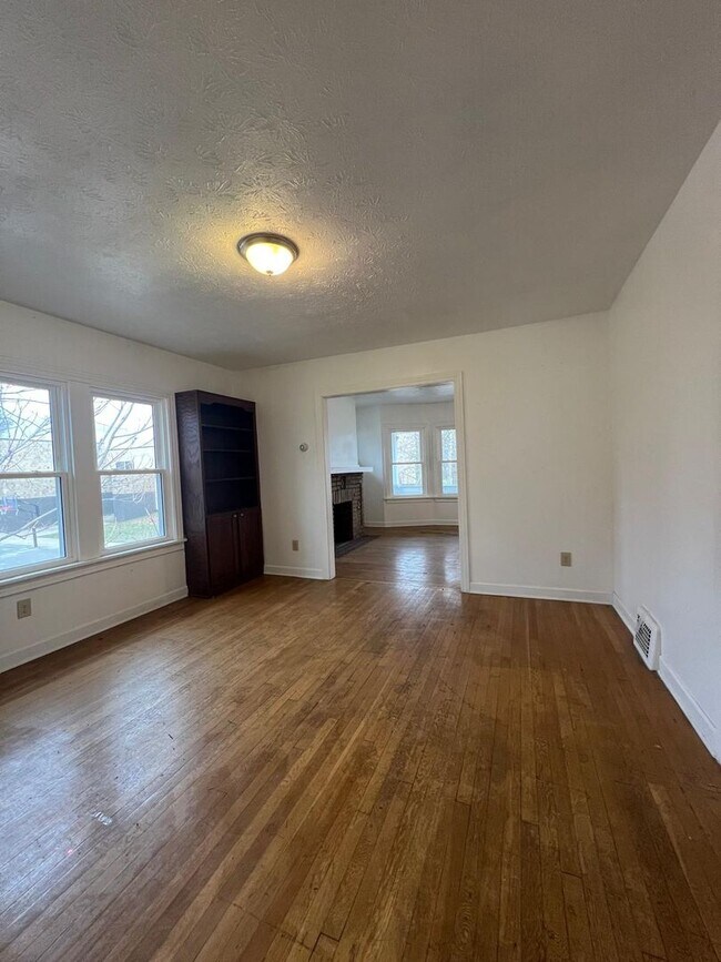 Building Photo - 14221 Glenside Rd