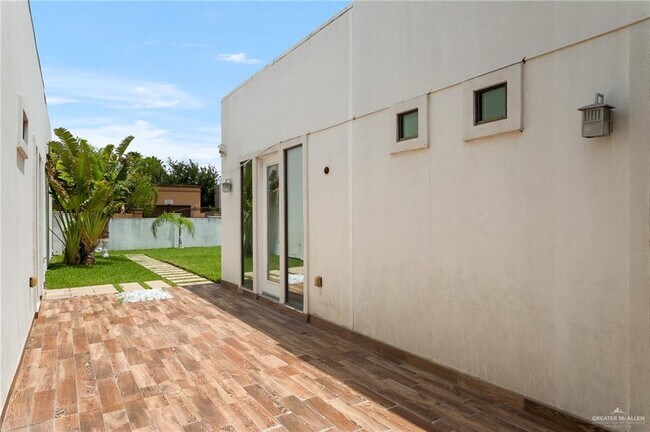 Building Photo - 21 Ben Hogan Dr