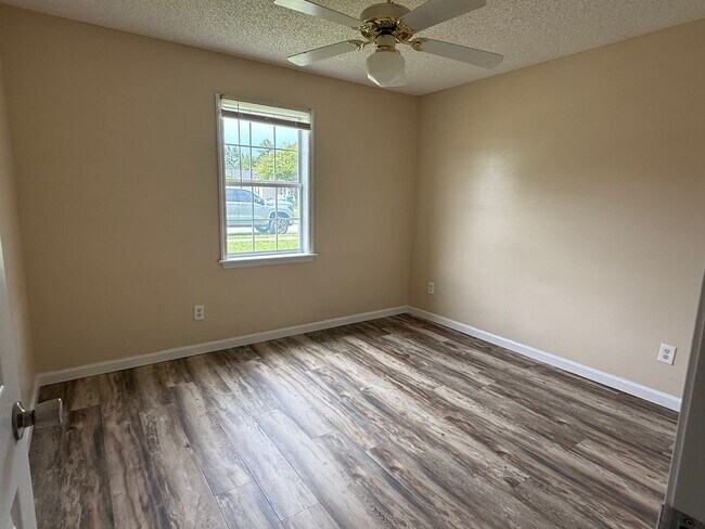 Building Photo - 3BR/2BA Single-Family Home with Versatile Bonus Room & No Carpet!