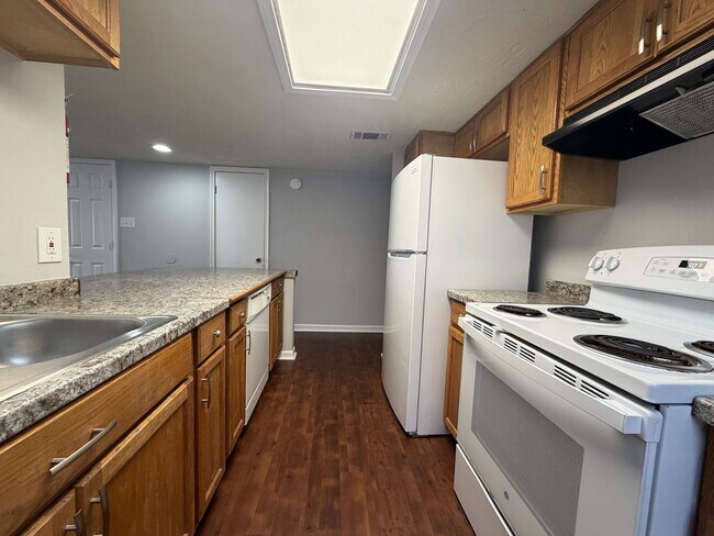 Building Photo - Spacious 3 Bedroom Townhome in Oak Park