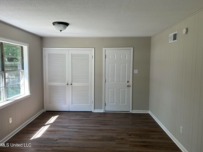 Building Photo - 2955 Normandy Dr