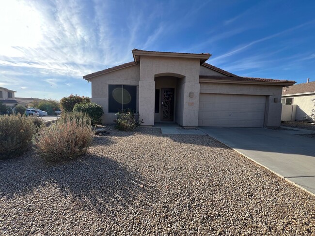 Building Photo - Charming home with a private fenced pool i...