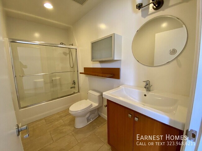 Building Photo - 2577 S Bundy Dr