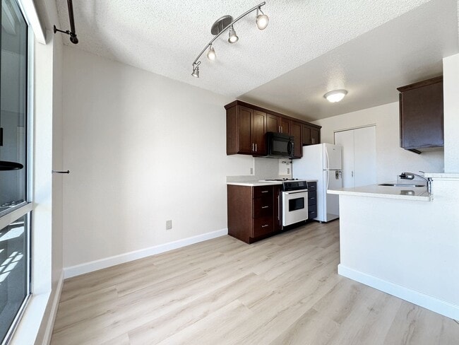 Building Photo - Recently Refreshed Pet Friendly Waikele Co...