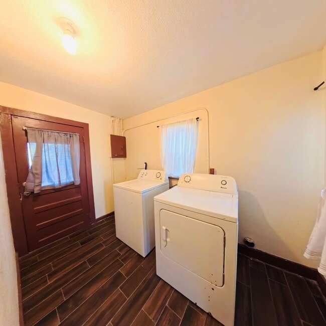 Building Photo - Cozy 2 bedroom 1 bath washer and dryer inc...