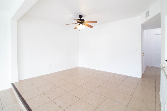 Building Photo - 275 Mango Dr
