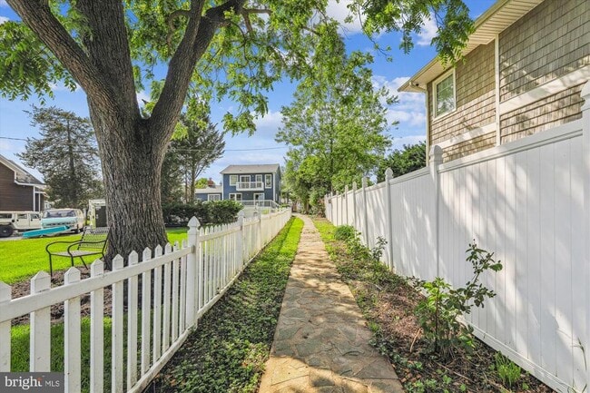 Building Photo - 404 Fairlea Dr