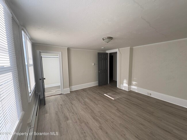 Building Photo - 513 Oak St