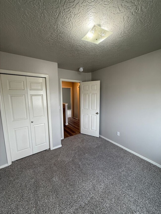 Building Photo - Brand New Floors! 3 Bed, 2.5 Bath Single Family Home