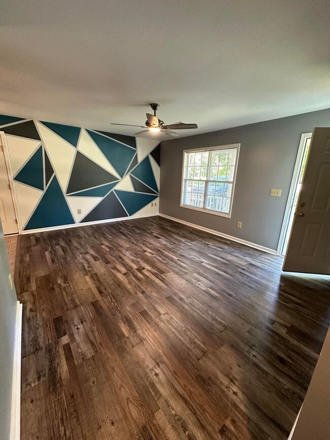 Building Photo - Get your lake therapy on, with this 3br 1ba close to the lake!