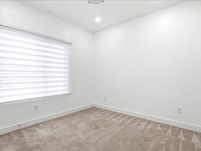 Building Photo - S Jordan-Beautiful 5 bed 3 bath family home