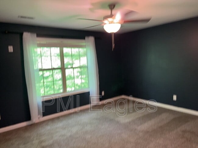 Building Photo - 135 Country Ln