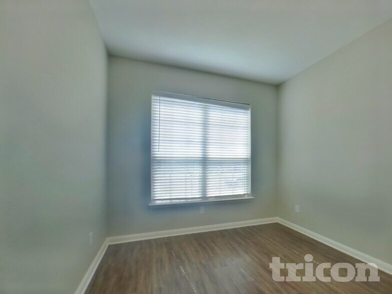 Building Photo - 5300 Persimmon Dr
