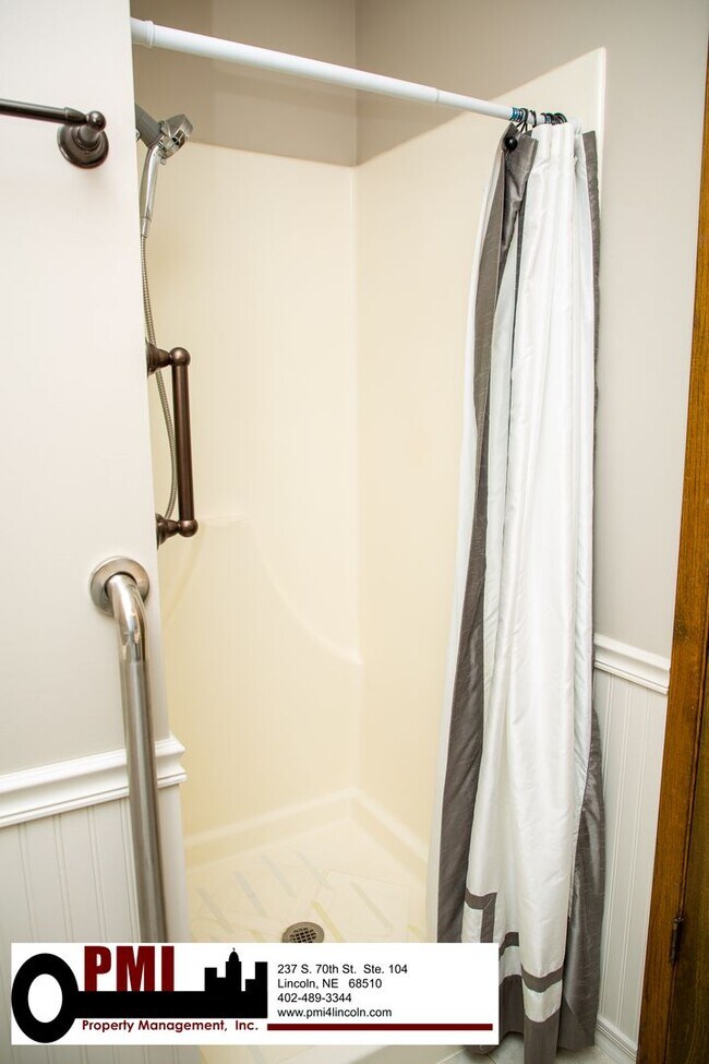 Building Photo - 3 Bedroom and 2 bathroom ALL utilities inc...