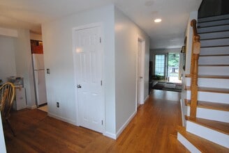 Building Photo - 7 Meadowview Cir