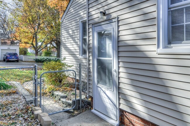 Building Photo - Aksarben Beauty