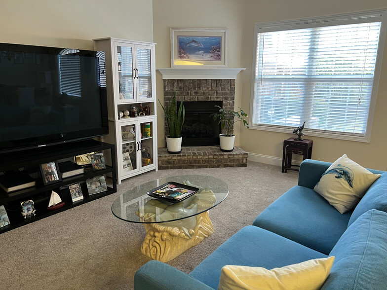 Building Photo - Room in Townhome on Derby Ct