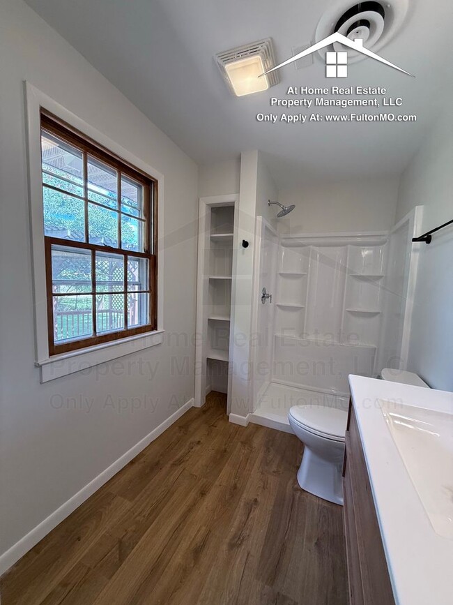 Building Photo - 511 Kleewood Dr
