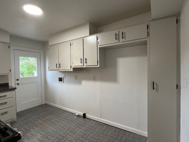 Building Photo - 3 Bedroom 1 Bath House