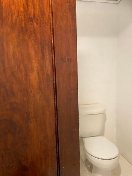 Toilet - 4235 Elenda St